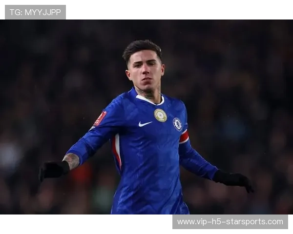 恩佐·费尔南德斯在中场完成大范围长传转移